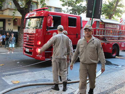 RJ: incndio atinge prdio em Copacabana e assusta moradores