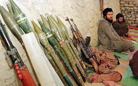  Ataques do Talib a prdios do governo matam oito - Imagem de 1998 mostra soldados talibs aguardan