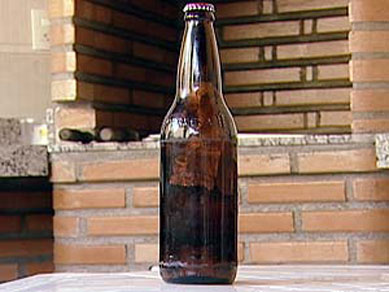 Plstico  encontrado dentro de garrafa de cerveja em Divinpolis, MG