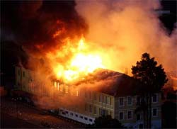 Incndio atinge universidade de Curitiba, no Paran