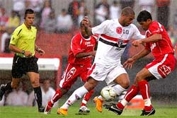 Adriano promete fora na Libertadores