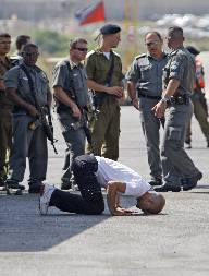 Israel liberta cerca de 200 prisioneiros palestinos