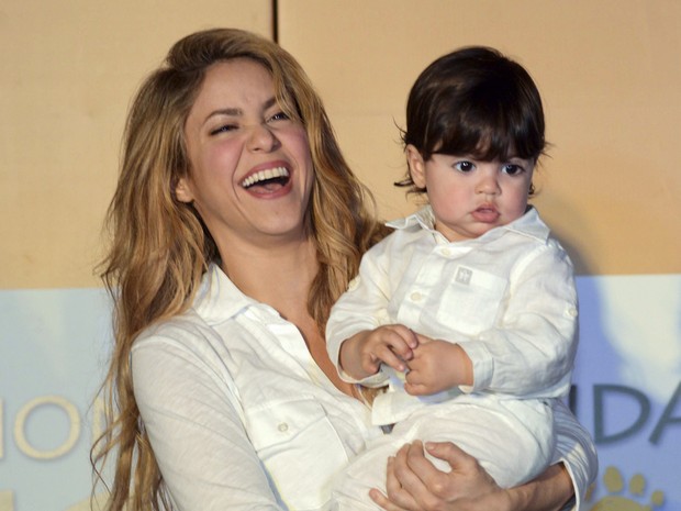 Fofo! Filho de Shakira rouba a cena em inaugurao de escola