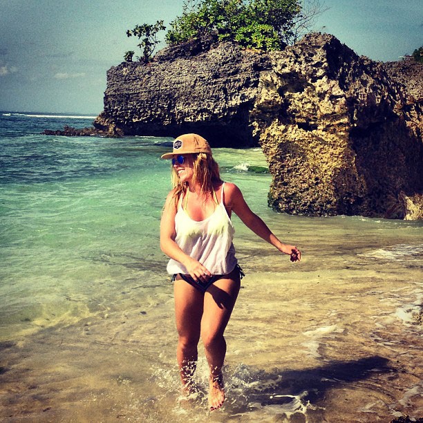 Em Bali, Ludmila Dayer exibe pernas em dia de praia