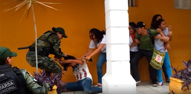 Vdeo mostra guarda puxando cabelo de manifestante na Cmara de Natal