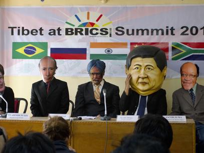 Com mscaras de lderes, protesto pressiona Brics a discutir Tibete  