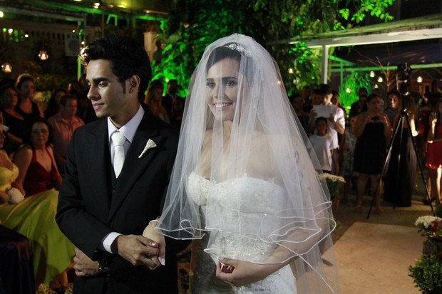 Perlla e Cassio Castilhol se casam em cerimnia religiosa no Rio