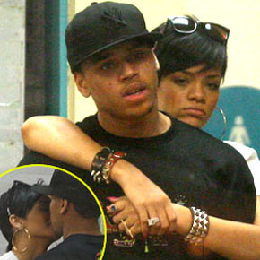 Rihanna  flagrada aos beijos com Chris Brown em Miami.