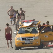 Raio deixa morto e feridos em praia na Califrnia, nos EUA