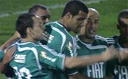 Com dois jogadores a mais, Palmeiras derrota o Inter