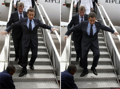 Nicolas Sarkozy quase leva tombo ao descer de avio 
