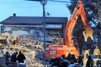 Buscas por sobreviventes de terremoto na Itlia esto no fim