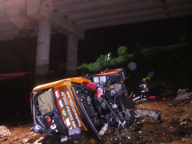 nibus de turismo cai de ponte na BR-376 e deixa seis mortos