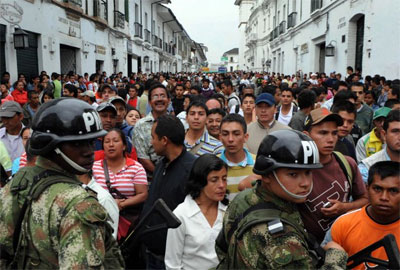 Colombianos que caram em golpes de pirmide protestam 