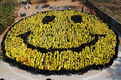 Por recorde, mais de 4 mil alunos formam rosto sorridente na ndia