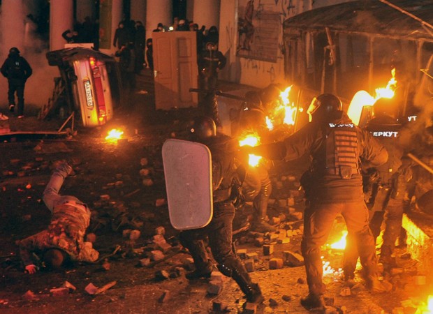 Tenso segue aps noite violenta de confrontos e protestos em Kiev
