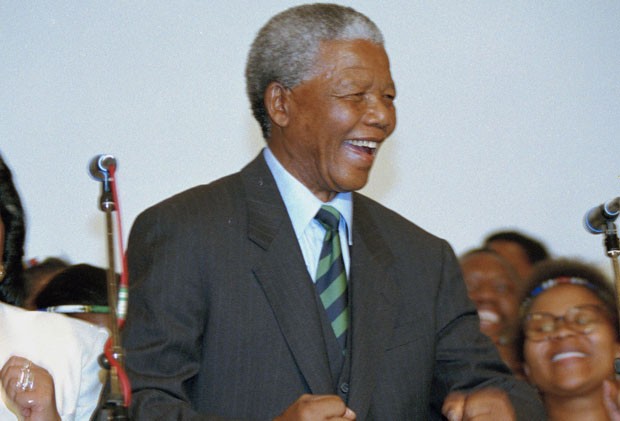 Mandela segue em estado crtico, mas apresenta 