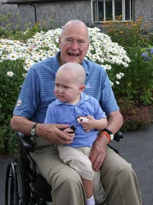 Bush pai raspa cabea em solidariedade a menino com leucemia