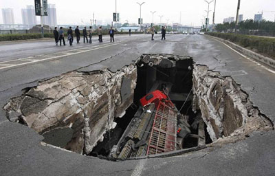 Caminho  engolido por buraco na China