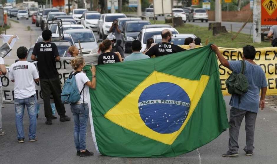 Moradores da Vila Autdromo protestam contra Parque Olmpico
