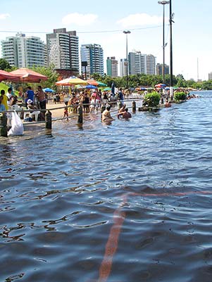 Rio Negro atinge nvel da maior cheia da histria Nesta quarta, cota chegou  marca de 29,69 metros.
