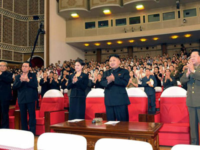 Kim Jong-un aparece de novo com jovem que poderia ser sua mulher