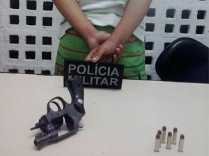 Adolescente com arma  detido na frente de escola em Campina Grande