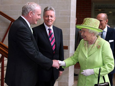 Rainha e ex-lder do IRA celebram paz com aperto de mos histrico