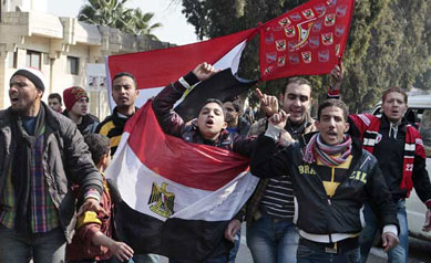 Torcida pede sada de chefe da junta militar egpcia aps mortes em jogo