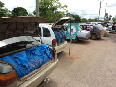 Polcia apreende seis carros com 1,6 ton de roupas contrabandeadas  
