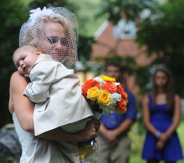 Pais que anteciparam festa por filho com leucemia se casam nos EUA
