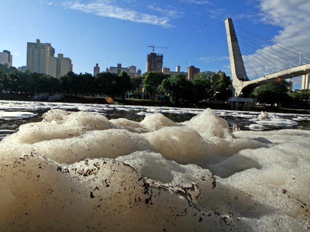Rio Piracicaba amanhece coberto de espuma e Cetesb culpa a estiagem