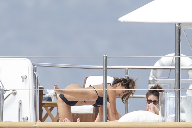 Nicole Scherzinger exibe curvas de biquni e  clicada em pose estranha