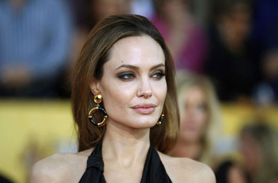 Com receio de cncer, Angelina Jolie revela a jornal que retirou os seios