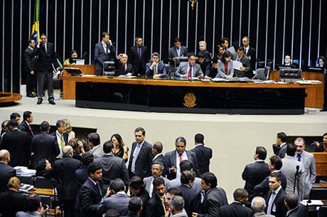 Renan anuncia 10 membros da CPI da Petrobras do Senado