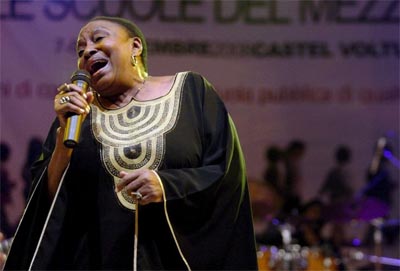 Morre na Itlia a cantora sul-africana Miriam Makeba
