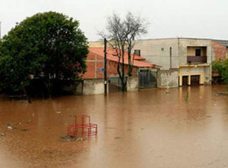 Chuvas em Curitiba provocam uma morte e alagamentos 