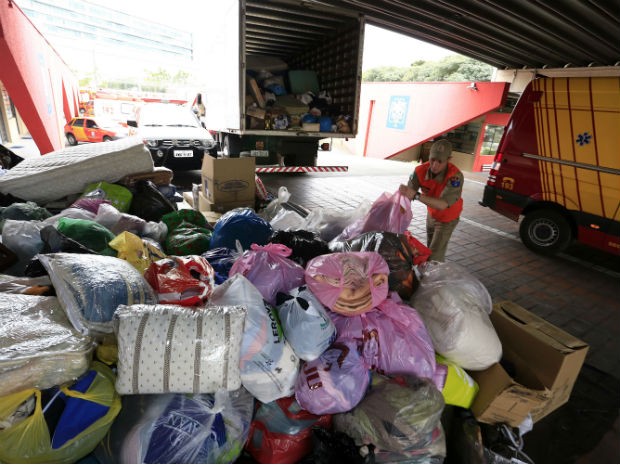 Defesa Civil comea a distribuir doaes para vtimas da chuva no PR