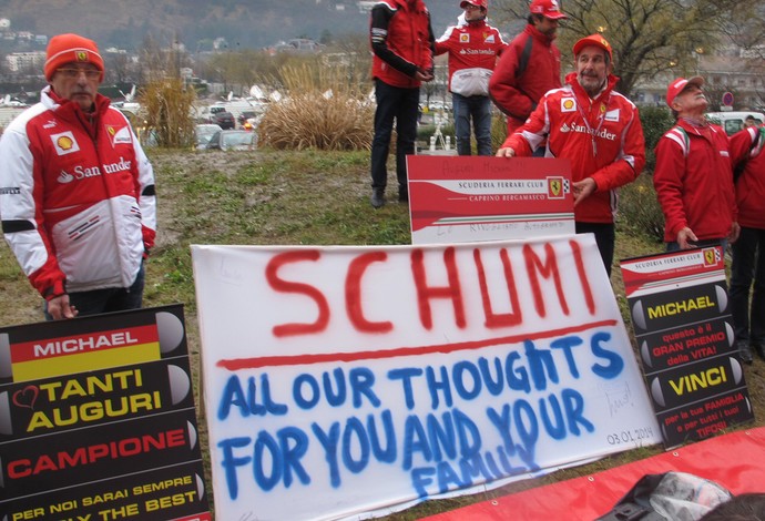 Nos 45 anos de Schumi, centenas de fs da Ferrari se renem 
