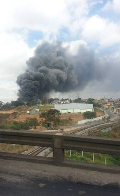 Fbrica de peas automotivas pega fogo na regio metropolitana de BH