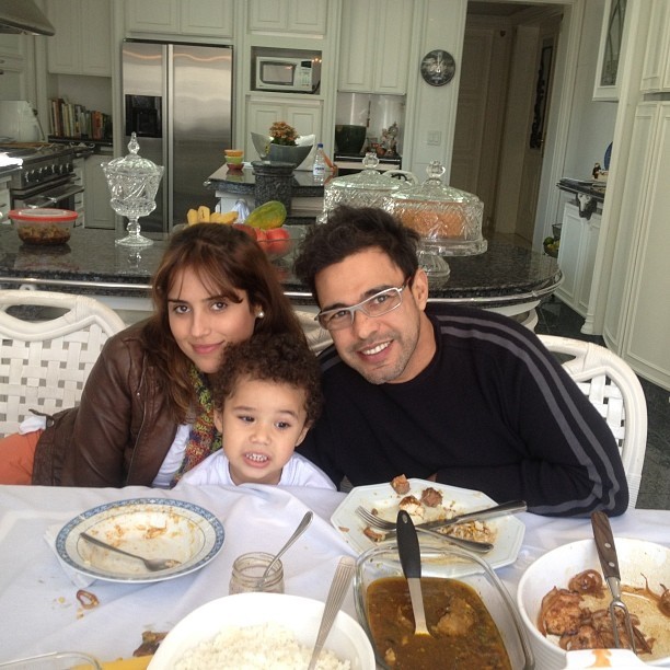Aps rumores de desavena, Zez Di Camargo almoa com filha e neto
