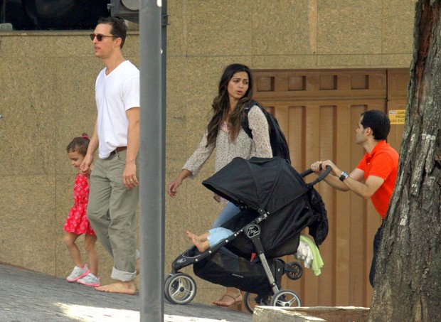 Matthew McConaughey passeia descalo com a famlia em Minas