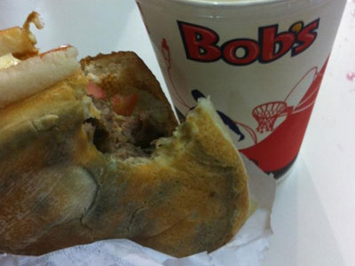Cliente compra sanduche com po mofado em lanchonete do Bobs em Braslia