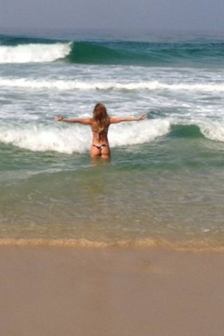 Deborah Secco toma banho de mar depois do treino na praia   
