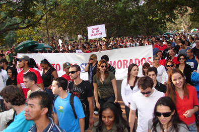 Manifestao dos sem-namorado rene 3 mil na Zona Sul de SP
