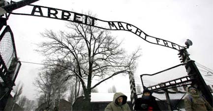 Roubo de placa em Auschwitz provoca revolta entre judeus 