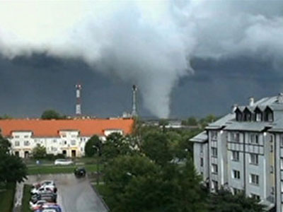 Tornado  flagrado no norte da Polnia