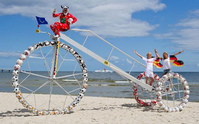 Inspirado na Eurocopa, alemo inventa triciclo com 100 bolas