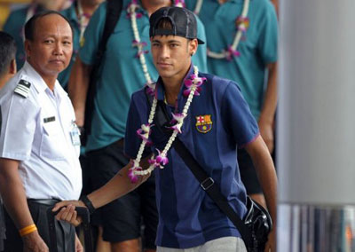 Neymar marca o primeiro gol pelo Barcelona em goleada contra a Tailndia