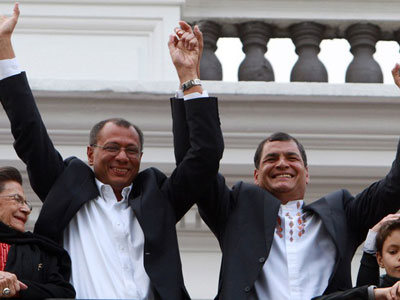 Rafael Correa  reeleito presidente do Equador no 1 turno  
